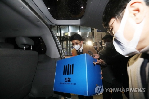 검찰 ‘김학의 출금 사건’ 법무부 압수수색 내일까지 계속