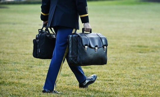 트럼프 전 대통령이 들고간 핵가방···이 가방은? 기사의 사진