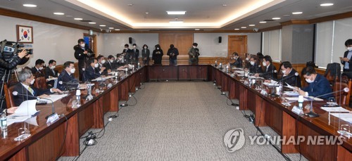 국내 5대 금융지주 회장단은 22일 오전 서울 명동 은행회관에서 열린 ‘K-뉴딜 금융권 참여방안 관련 간담회’에 참석했다. 사진=연합뉴스