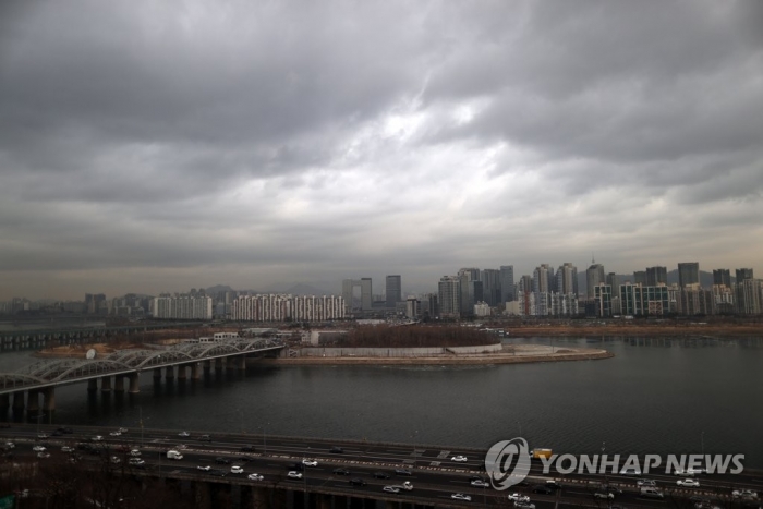  흐리다 서쪽부터 차차 맑아져···강원·경북 눈·비 기사의 사진