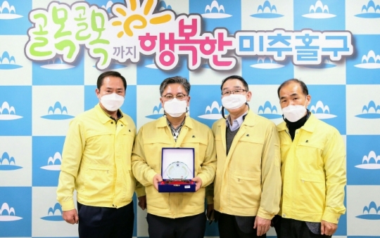 26일 김정식 미추홀구청장(왼쪽 두 번째)이 보건복지부 표창을 수상한 후 기념촬영을 하고 있다.