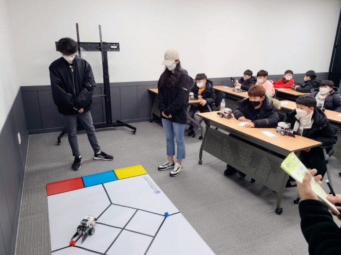 전주기전대학 혁신지원사업과 커플링사업으로 배출된 로봇지도사들이 지역사회 청소년들에게 창의로봇자격검정시험 대비 교육을 진행하고 있다.