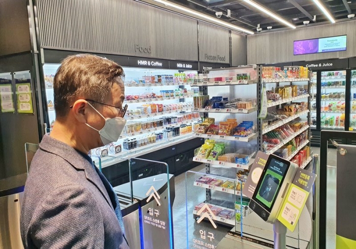 이건준 BGF리테일 사장이 테크 프렌들리 CU에서 안면 인증 출입 시스템을 이용하고 있다. 사진=BGF리테일 제공