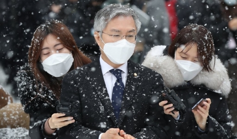 최강욱, ‘조국 아들 허위 인턴확인서’로 의원직 상실형