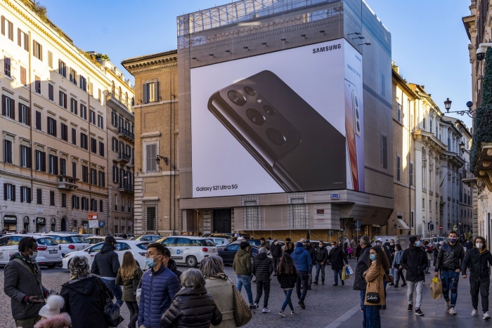 이탈리아 로마 스페인 광장에 설치된 ‘갤럭시 S21’ 옥외 광고 모습. 사진=삼성전자 제공