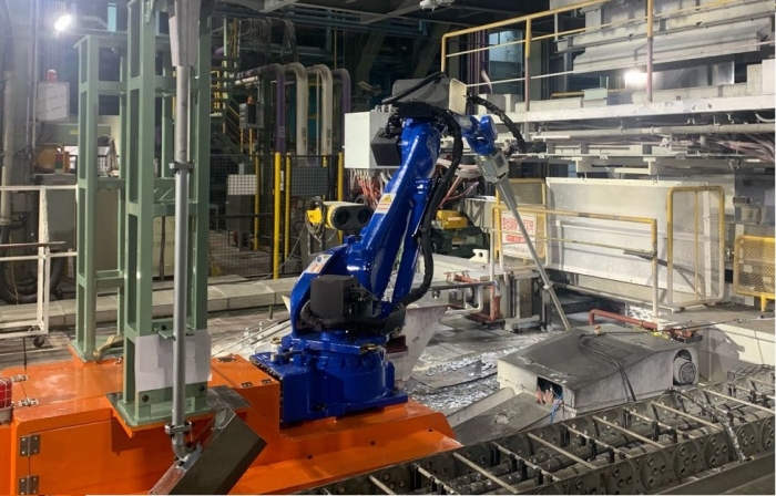광양제철소가 개발한 로봇이 설비 내 이물질을 제거하고 있다.