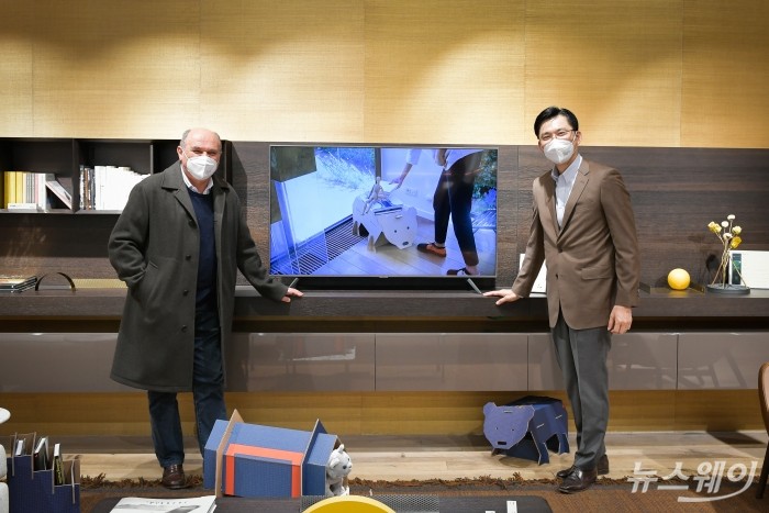 삼성전자 이탈리아 법인장 임성택 전무(왼쪽)와 그린피 오스카 파리네티 대표(오른쪽)가 쇼핑몰에 설치된 삼성 에코패키지 상설 전시장에서 양사의 협력을 기념하고 있다. 사진=삼성전자 제공
