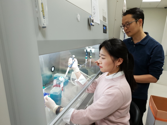 연세대학교 의과대학 김형범 교수(오른쪽)팀이 DNA 염기 서열 변화에 관한 실험을 하고 있다. 사진=삼성전자 제공