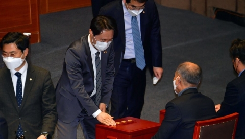 국회, 임성근 판사 탄핵안 통과···헌정사상 처음