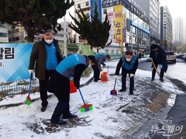 마사회 안산지사 ‘클린존 캠페인’···눈길 치우기로 새해 시작