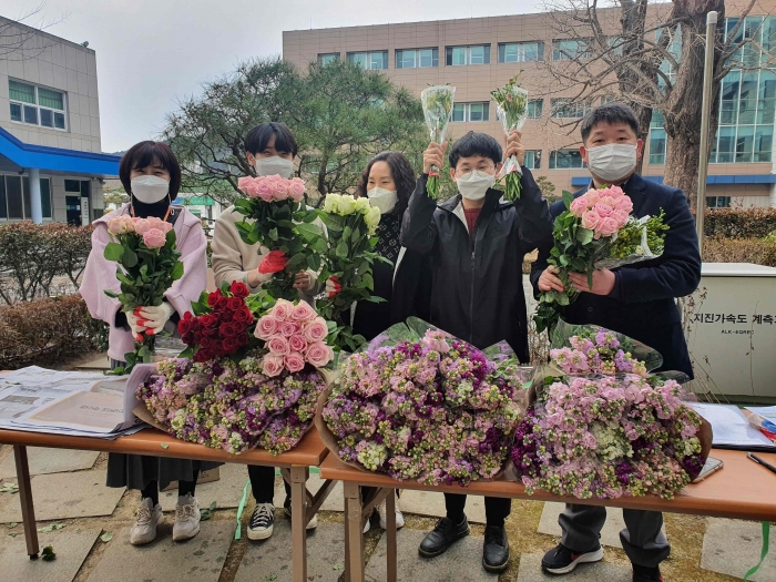 화순군, 화훼 농가 돕기 운동 캠페인 전개 기사의 사진