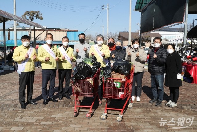 정읍시 공무원, 설맞이 전통시장 장보기에 ‘앞장’