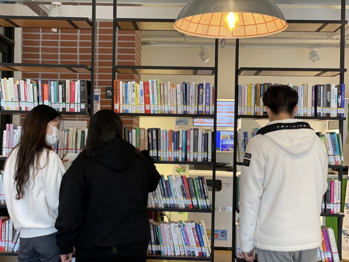 전주기전대학 대학일자리센터가 실시한 독서감상문 경진대회를 위해 학생들이 책을 고르고 있다.