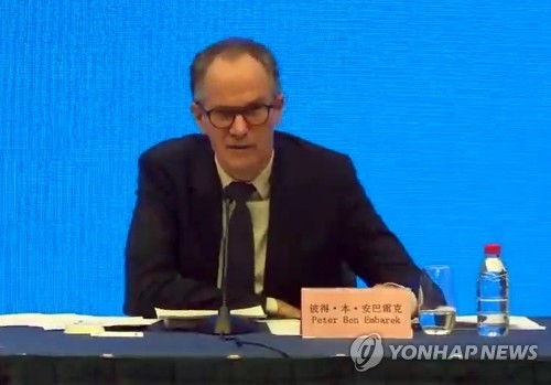 WHO 전문가 피터 벤 엠바렉이 9일 기자회견에서 발언하고 있다. 사진=연합뉴스 제공