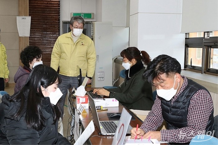 유진섭 정읍시장 1월 19일 재난기본소득 신청현장 방문 모습