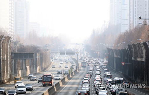 지난 12일 서초구 잠원IC 부근 고속도로 하행선(오른쪽) 차량이 정체되고 있다. 사진=연합뉴스 제공