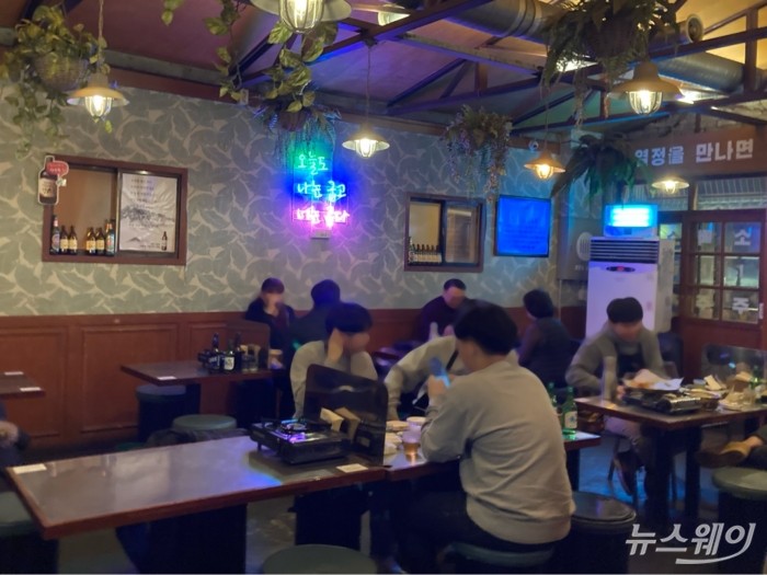 15일 저녁 서울 용산구 일대 한 음식점 내부. 거리두기 테이블을 제외한한 곳에 시민들이 식사를 하고 있다. 사진=김민지 기자