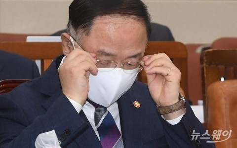 홍남기 “코로나 음성 확인시 출입국 제한 완화 협약 추진”