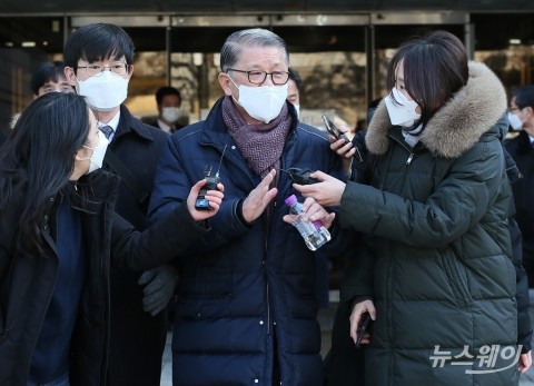 검찰, 최신원 회장 구속기소···SK그룹 압수수색
