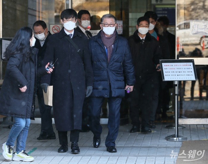 거액의 회삿돈 횡령 배임 혐의로 구속영장이 청구된 최신원 SK네트웍스 회장이 17일 오후 서울 서초구 서울중앙지방법원에서 열린 영장실질심사(구속전피의자심문)를 마친 뒤 법정을 나서고 있다. 회삿돈 '횡령·배임' 혐의 최신원 SK네트웍스 회장 영장실질심사. 사진=이수길 기자 leo2004@newsway.co.kr