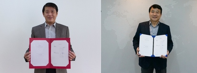 KG BIO의 Sie Djohan 대표이사와 제넥신의 성영철 대표이사(왼쪽부터)가 라이선스 계약서에 서명했다. 사진=제넥신 제공