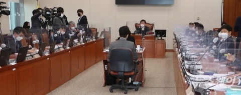‘가덕도 신공항' 예타 면제 압박···난감한 기재부