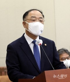 홍남기 “2·4대책 차질없이 추진···3월말 도심개발 후보지 공개”