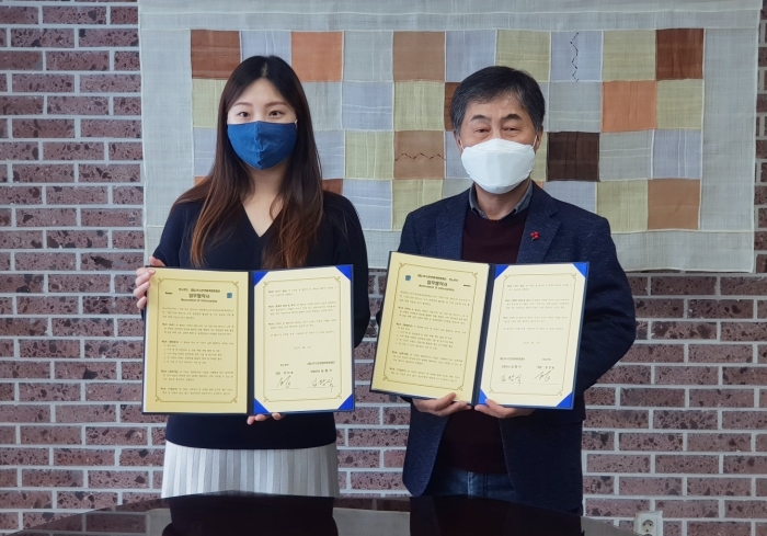 나주시천연염색문화재단 김왕식 상임이사(오른쪽)는 모노무브 정다솜 대표와 업무협약을 체결했다.