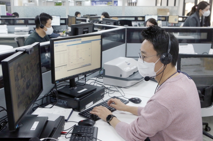 신한은행 디지털영업부 직원들이 업무를 수행하고 있다. 사진=신한은행 제공
