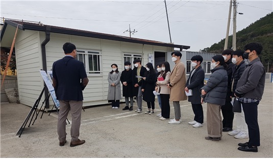 한국농어촌공사 전남지역본부 신입사원들이 지역개발사업 현장의 설명을 듣고 있다.