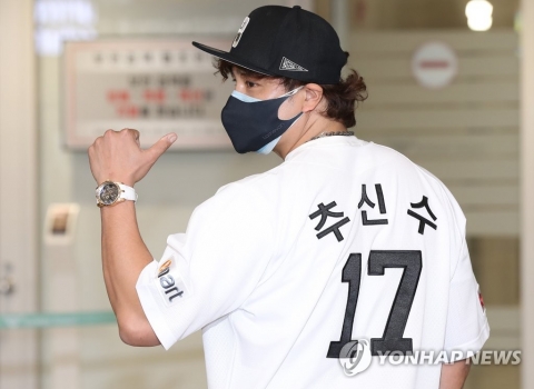 ‘신세계 영입 1호’ 추신수, 유니폼도 가장 먼저 입었다