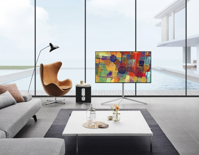 LG 올레드 TV(올레드 에보, 모델명: G1)가 집 안 공간과 조화를 이루며 배치돼 있는 모습. 사진=LG전자 제공