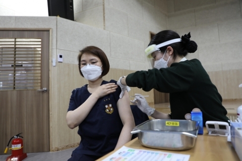 軍 병원 의료인 2천400여명 대상 코로나 백신 접종 시작