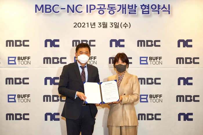 도인태 MBC 미디어전략본부장(왼쪽)과 민보영 엔씨소프트 컨텐츠사업부센터장(오른쪽)이 3일 상암 MBC 사옥에서 IP 공동개발 협약을 체결하고 있다. 사진=엔씨소프트