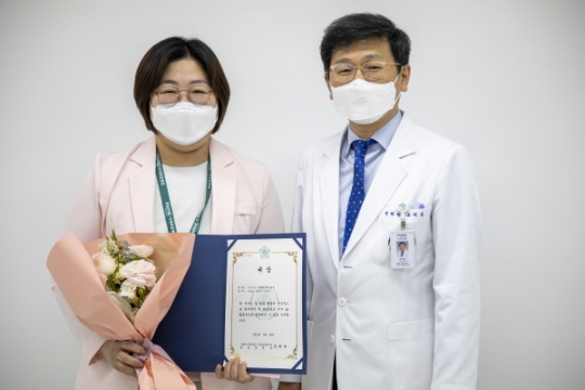 QI활동시상식에서 대상을 받은 김이루미 수술실 간호 파트장(왼쪽)과 유재두 이대목동병원장