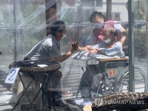 9일부터 요양병원·시설 대면면회 일부 허용···“의식불명·임종앞둔 환자”
