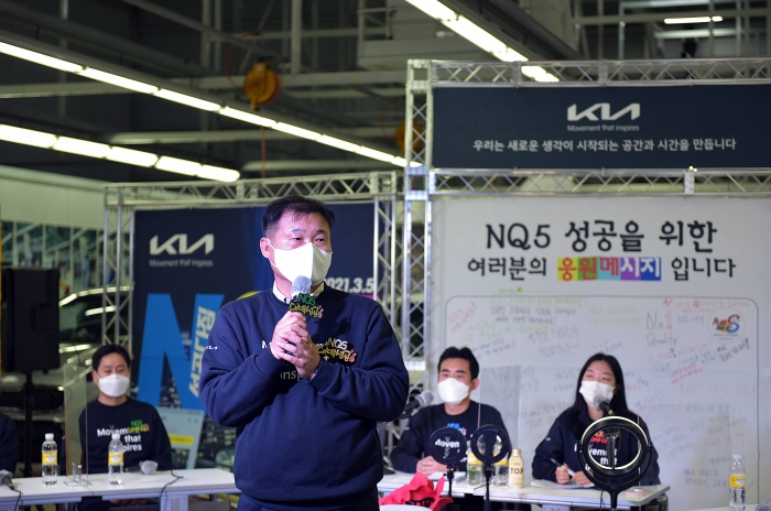 ‘기아 AutoLand광주 스포티지 신차 성공다짐 결의대회’에서 박래석 공장장이 임직원들에게 격려사를 전하고 있다.