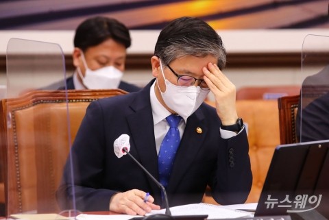 변창흠 “자리에 연연하지 않는다···사의표명은 아직”