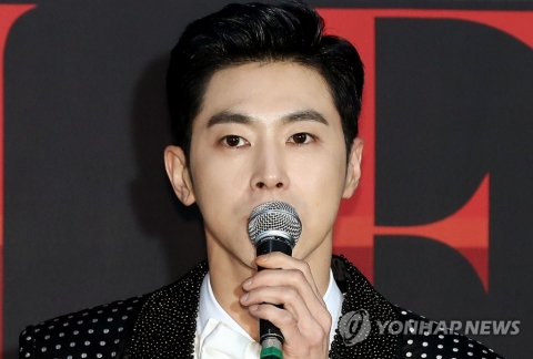 유노윤호, 밤 10시 넘어 청담동 식당 머물다 경찰 조사
