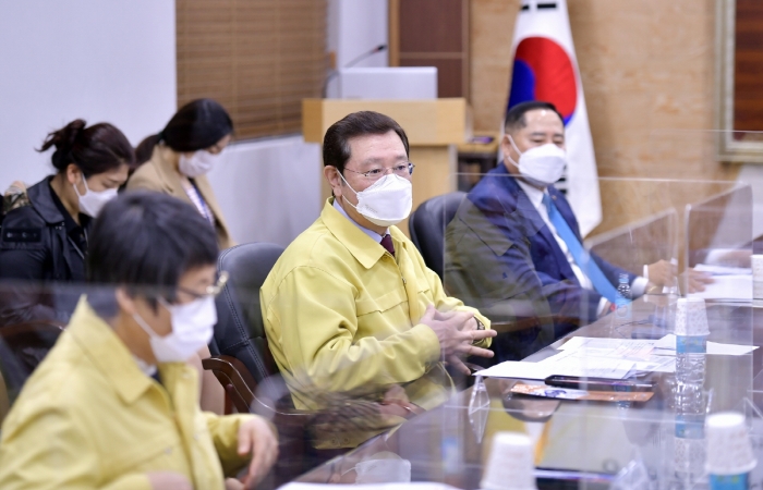 이용섭 광주광역시장이 11일 오전 서구 상무지구 (사)한국외식업중앙회 광주시지회 사무실에서 김상재 (사)한국외식업중앙회 광주시지회장 및 5개 자치구 지부장과 간담회를 하고 코로나19 장기화로 어려움을 겪고 있는 음식점 영업자들의 지원방안에 대해 의견을 나누고 있다./광주광역시 제공