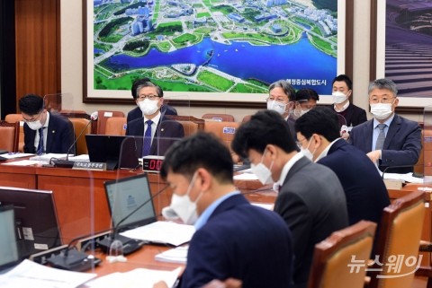 與, 결국 LH 사태 부당이익 ‘소급적용 몰수’ 추진···위헌 논란은 어떻게?