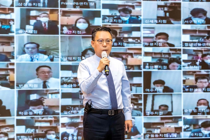 경영전략회의를 진행하고 있는 송종욱 광주은행장