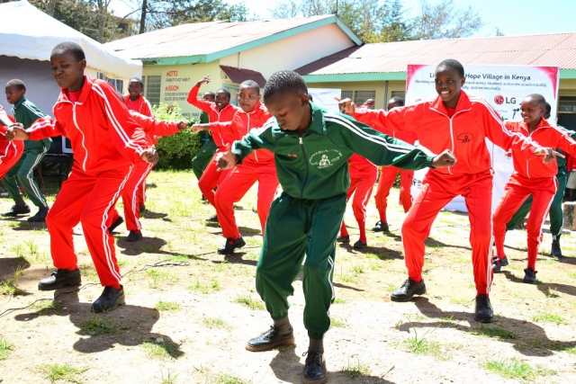 LG전자, 케냐서 교육환경 개선 사회공헌 펼쳐