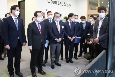 정세균 총리, 권영수 LG부회장 만났다···‘스타트업’ 상생 협력 강조