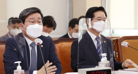 여야, 文 부산 방문 공방···“전임 대통령도” vs “선거법 위반”