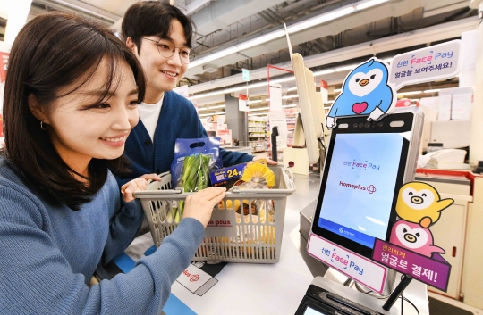 신한카드는 서울 마포구에 위치한 홈플러스 월드컵점에서 얼굴 인식만으로 결제가 가능한 ‘신한 페이스페이(Face Pay)’ 서비스를 제공한다. 사진=신한카드