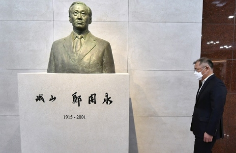 정의선 회장, 조부 ‘아산 정주영’ 20주기 추모 사진전 방문