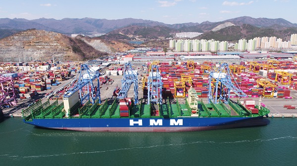‘HMM Nuri(에이치엠엠 누리)호’는 정부의 해운재건 5개년 계획의 일환으로 건조된 선박으로 2018년 9월 현대중공업과 계약한 8척의 1만6000TEU급 선박 중 첫 번째 인도된 컨테이너선이다. 사진=HMM 제공