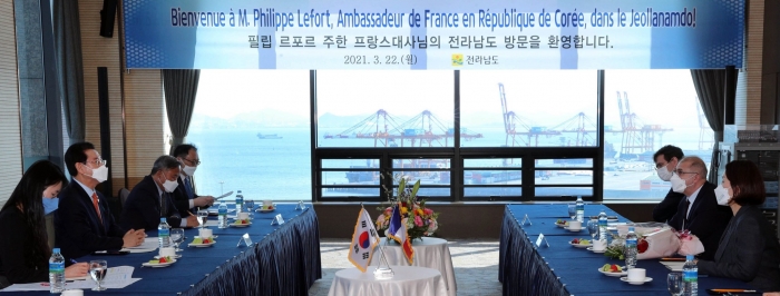 김영록 전라남도지사가 22일 오후 광양시 중동 호텔락희광양에서 필립 르포르 주한 프랑스대사를 만나 전라남도와 프랑스 간 우호협력 방안을 논의하고 있다.