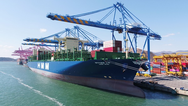 ‘HMM Nuri(에이치엠엠 누리)호’는 정부의 해운재건 5개년 계획의 일환으로 건조된 선박으로 2018년 9월 현대중공업과 계약한 8척의 1만6000TEU급 선박 중 첫 번째 인도된 컨테이너선이다. 사진=HMM 제공